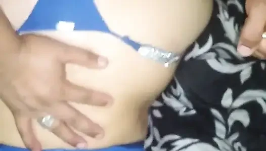 Domaltmalı büyük göt çılgınca sikiliyor, mavi bikinisiyle boşalıyor