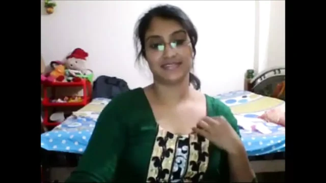Desi bebek Başlarken çıplak ve baştan üzerinde web kamerası