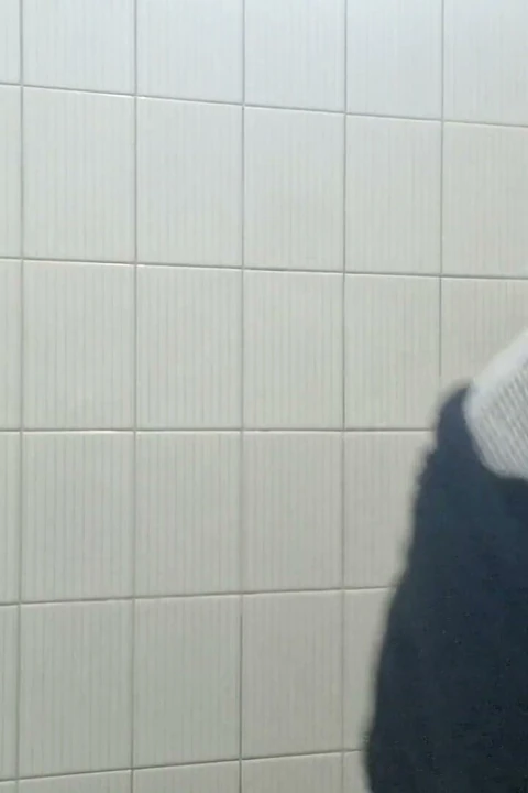 Kapalı kapının arkasında tuvalet gerginliği mahremiyeti