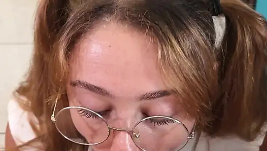 Üniversiteli kız yüzüne büyük bir boşalma alıyor - amatör bakış açısı sakso