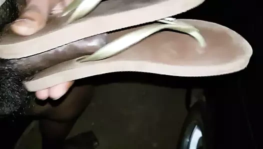 Kız kardeşinin kirli parmak arası terlikleriyle açık havada mastürbasyon