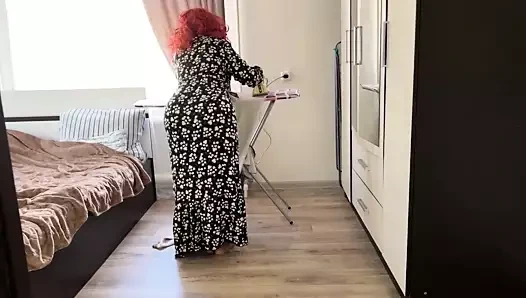 Milf kıyafetleri ütüliyor ve büyük poposuyla anal seks olacağını hissediyor