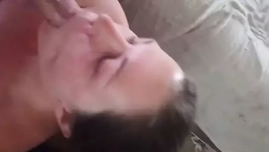 San Diego'da aldatılan evli kadın için özensiz gırtlak sikişi - büyük zenci yarağı