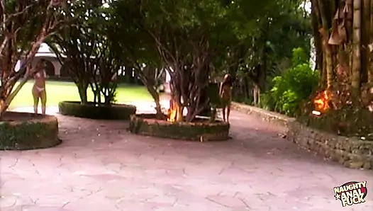 Amcık yemeye başladıkları zaman emmek ve sikişmek için bir yarak göründü