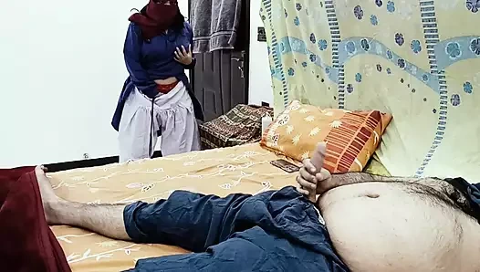 Hintli liseli kız 18+ üvey babasının onun tarafından sikilmek yerine mastürbasyon yaparken onları izliyor