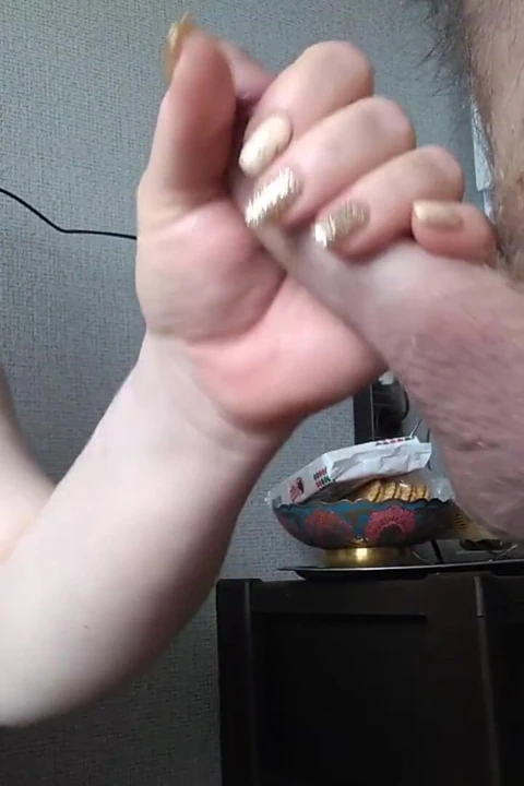 Emme yarak emiyor ve ağzına boşalıyor 4