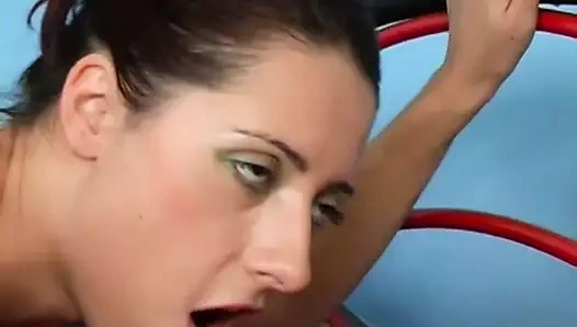 Sıcak bebek inliyor içinde zevk olarak bir dev kutup nüfuz ona ıslak kedi