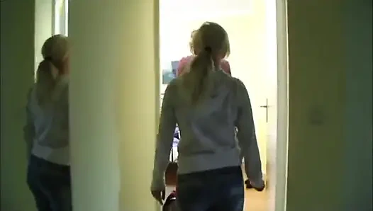 Dövmeli seksi sarışın amcık yatak odasında büyük yarak emiyor