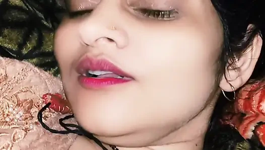 Üvey erkek kardeşi tarafından sert ve hızlı bir şekilde üvey kız kardeşinin sıkı amını sikiyor