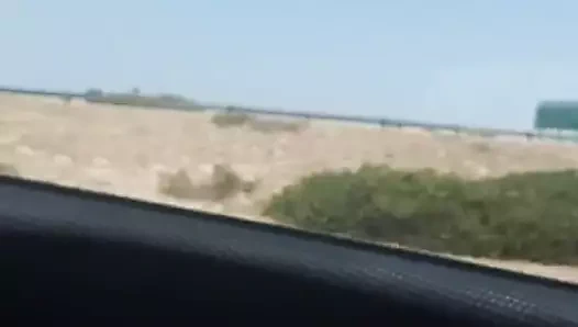 Karısı açık yolda arabada mastürbasyon yapıyor. kıstırma