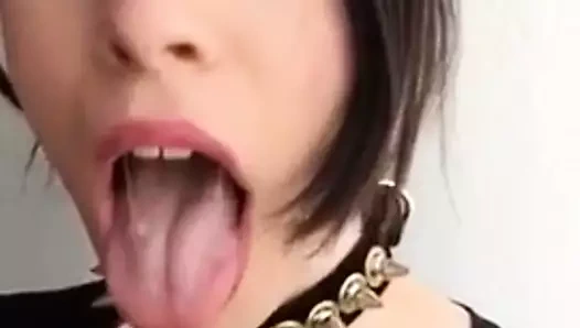 Kadın kılıklı kadın yutuyor