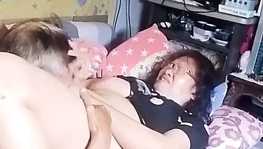 Birçok kez fışkırtıyor ve sikimden ve tounge'dan aldığı tatmini iyi hissediyor