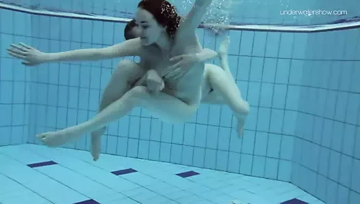 Su altında iki sıcak kıllı güzeller