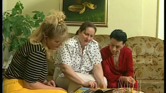 Omis haben sich fuer die Teeparty ein paar junge Schwaenze bestellt