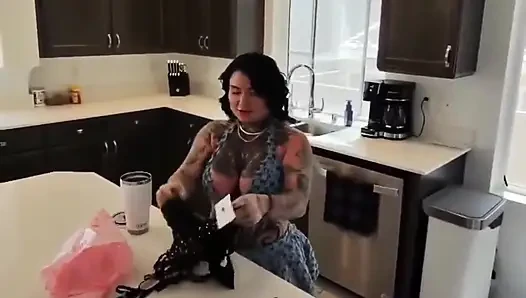 Üvey erkek kardeş üvey kız kardeşine alışılmadık bir hediye veriyor. Derleme