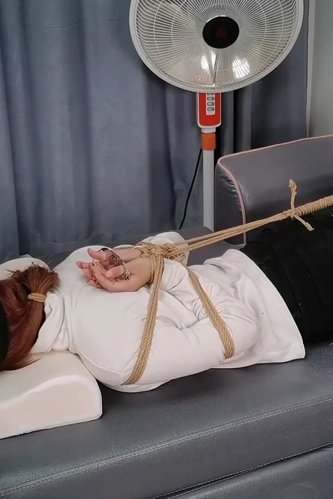 Çıplak ayakla oynayan çıplak ayaklı bir kızın aşırı kısıtlamaları