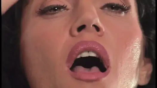 Valentine Demy her şeyi kıçından alıyor