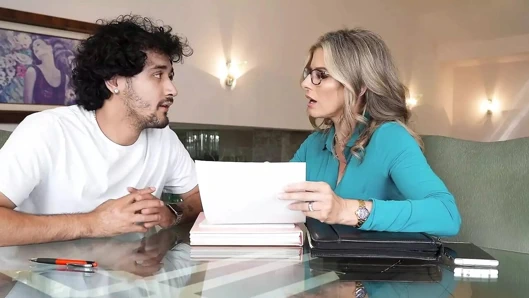 Ahlaken müstehcen üvey anne üvey oğlunu kendini ve başka bir ateşli orta yaşlı seksi kadını kendisine topallayarak ders çalışmasına teşvik ediyor