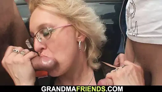 Çalışan olgun kadın iki yarak yutuyor