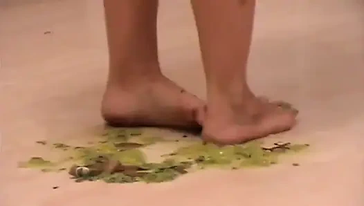 Sarışın evde yalnızken yemeği çiğniyor