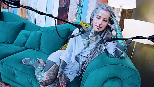 U hakkında konuşuyorum - rahatsız - asmr podcast sfw konuşuyor gotik sıska kız dreadlocks dövmeli model dövmeli kız