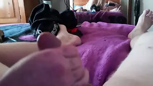 Jordan starr mikey mclovin'e bir handjob ve uzak verir