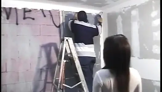 Siyah hamile kadın yerde kaşık pozisyonunda almayı seviyor