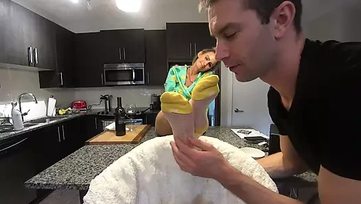 Orta yaşlı seksi kadın: ateşli orta yaşlı seksi komşunun çılgınca güzel ayakları! (Tam)