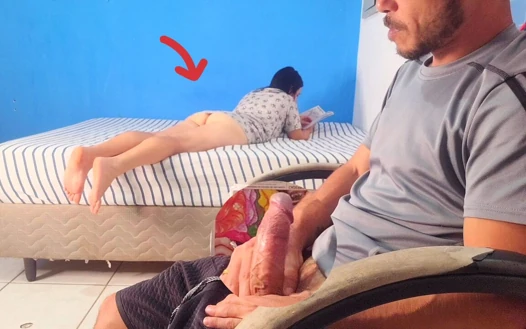 Üvey baba şok oldu ve üvey kızının karısı uzaktayken götüne yaptıklarıyla ereksiyon oldu