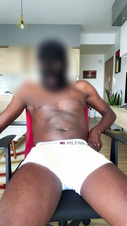 Amatör adam sert yarağını tek başına okşuyor