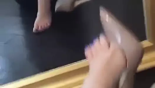 Aynada yine nefis ayaklar