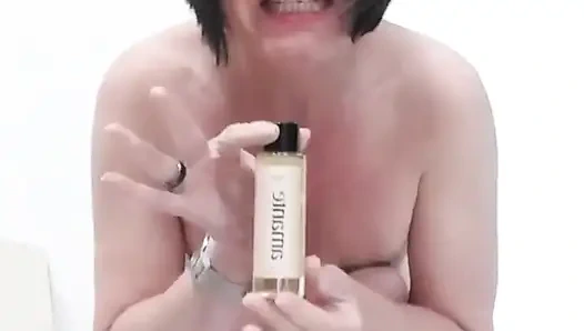 Julie kendini yağlıyor ve su sıçrayarak