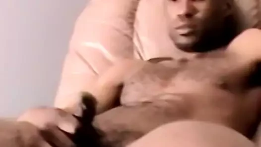 Yakışıklı siyah amatör gerizekalı kapalı onun bbc ve cums solo