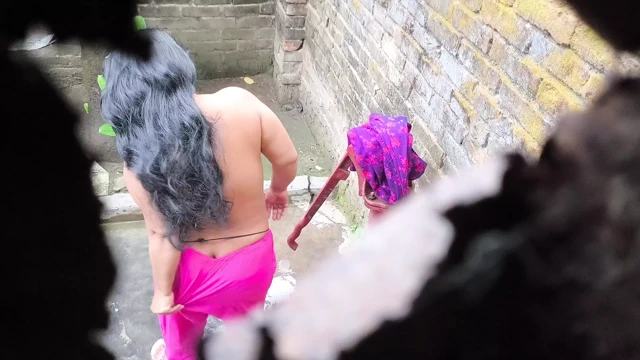 Üvey teyzemi ve üvey amcamı banyo yapıyor görüyorum