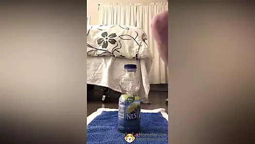 Oyuncak yok sorun yok. milf kendini bir Nestea şişesiyle sikiyor.