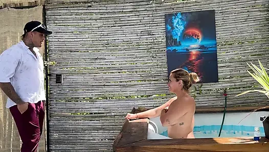 Otelin büyük resepsiyonisti ile çılgın bir karşılaşma