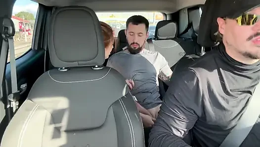 Çifti Uber'imle yakaladım ve arka koltukta kalmaları için bıraktım