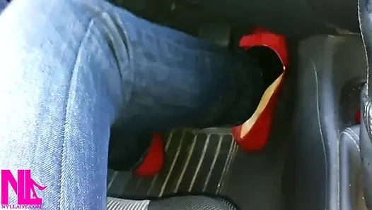 Kırmızı pattent düzlüklerde pedal pompalıyor ve hortumlu ayaklarımı rahatlatıyor