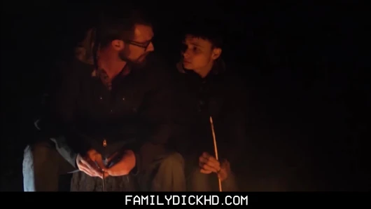 Baba ve genç twink adım oğul sikme süre üzerinde kamp gezi
