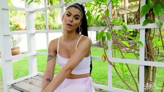 Trans melekler - tatlı hatun domino presley sevgilisine yarağını ağzına ve götüne sokması için emir veriyor