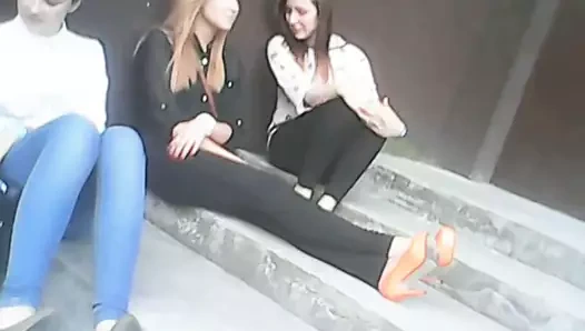 3 kız tükürme ve sigara