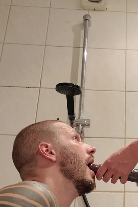 Boğazına dirseği uzun takma aldı