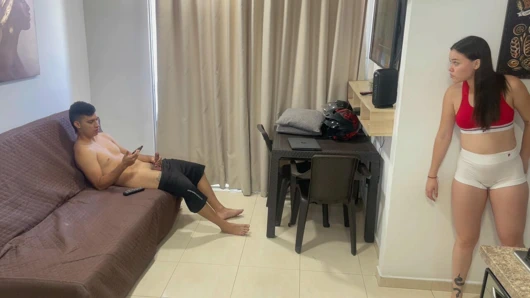 Utangaç üvey kız kardeşim beni mastürbasyon yaparken yakalıyor ve boşalana kadar onu gerçekten sert sikmemi istiyor. Üstüne boşalıyorum.