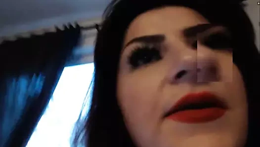 Güçlü latin göğüsleri, kedi ve eşek gösterir