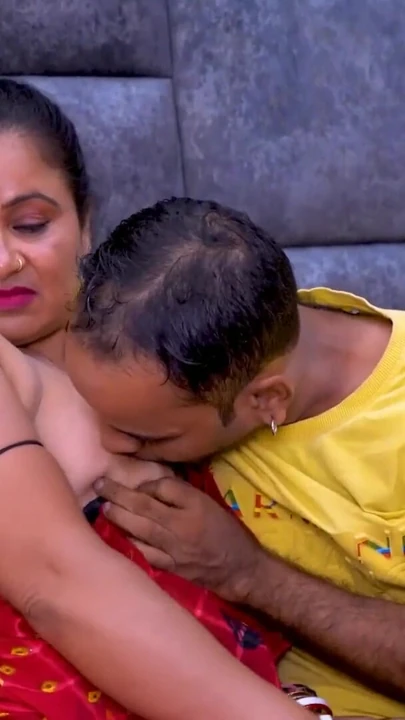 O que há debaixo do Sari Vermelho de Bhabi? no DesiBang | Clipe 1