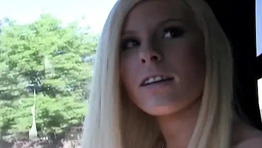 Büyük memeli ve azgın amcıklı sarışın biniyor ve derin sikişiyor