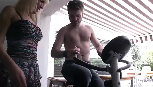 60 genç erkek avcısı amcığını yalatıyor