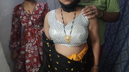 Azgın büyük memeli evli kadın ve baldızla vahşi Hintli üçlü seks