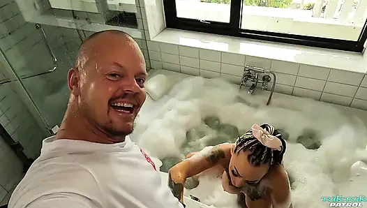 Tuktukpatrol büyük memeli Asyalı hatun yabancı yarağı seviyor