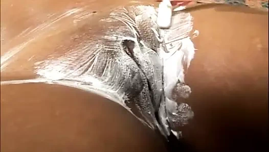 Abanoz sürtük shaves the kedi ve alır the horoz